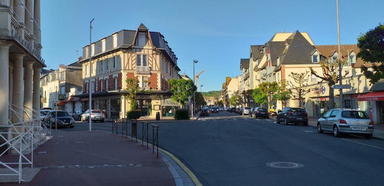 Hotel Le Chantilly Deauville Exterior photo